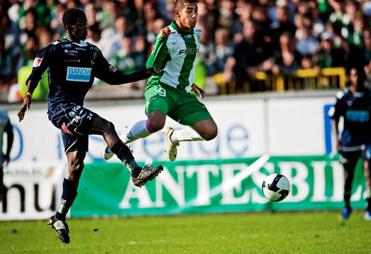 Yussif Chibsah, Gefle, i luftduell med Sebastian Castro