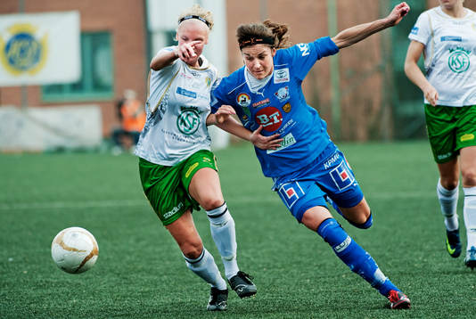 Julie Rydahl Bukh, Linköping, tar sig förbi Anna