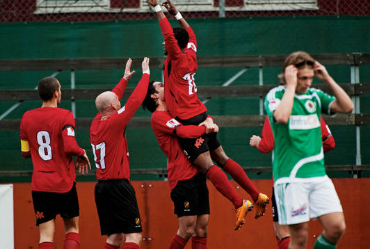 Kennedy Igboananike, Vasalund, gratuleras till sitt 1-0-mål