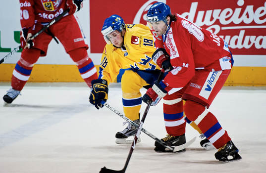 Oscar Hedman, Sverige, försöker att ta pucken av Jaromir