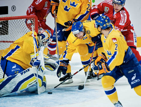 Stefan Liv, målvakt, räddar ett skott medan Magnus
