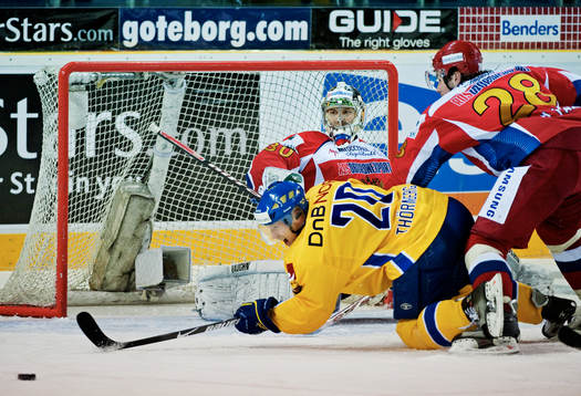 Denis Kulyash, Ryssland, tacklar Martin Thörnberg,