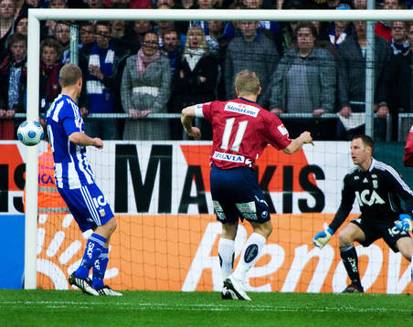 Marcus Allbäck, Örgryte, träffar stolpen