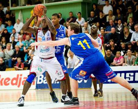 Doug Thomas, Sundsvall mot Peter Bogner, Solna