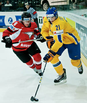 Roland Kaspitz, Österrike, jagar Loui Eriksson, Sverige