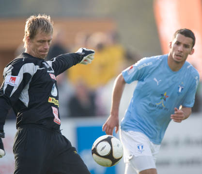 Mattias Asper, målvakt, får iväg bollen