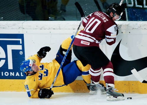 Dick Tärnström, Sverige, faller platt mot Lauris Darzins,