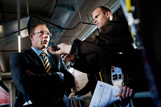 Björn Waldebäck, doktor, läkare, pratar med media
