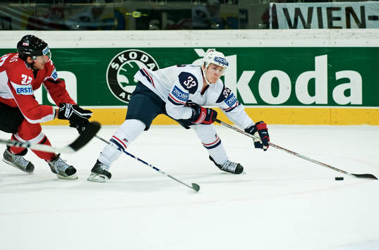 Andre Lakos, Österrike, får inte tag i Colin Wilson, USA