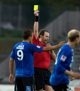 Domare Jonas Eriksson, varning, gult kort