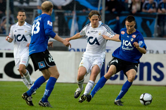 Djurgårdens Sebastian Rajalakso klämd i HBK-försvaret