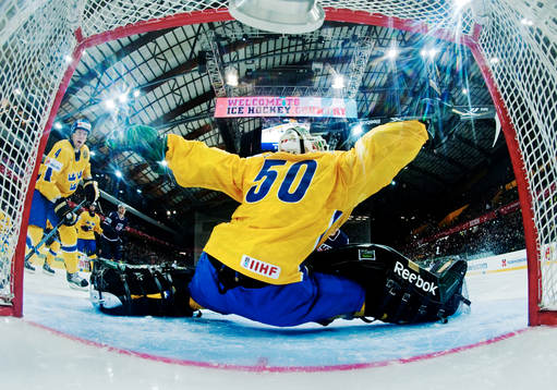 Jonas Gustavsson, målvakt, Sverige, gör en räddning