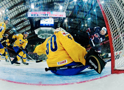 Jonas Gustavsson, målvakt, Sverige, räddar ett skott