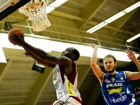 Doug Thomas, Sundsvall mot Juha Sten, Solna