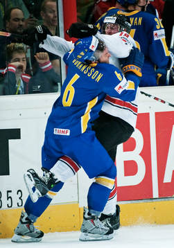 Magnus Johansson, Sverige, tacklar Thomas Deruns, Schweiz