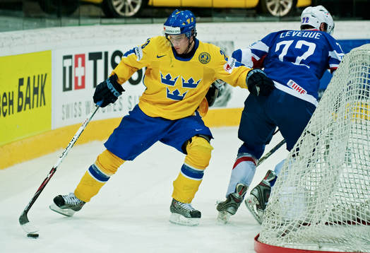 Linus Omark, Sverige, snurrar bort Gary Levegue, Frankrike,