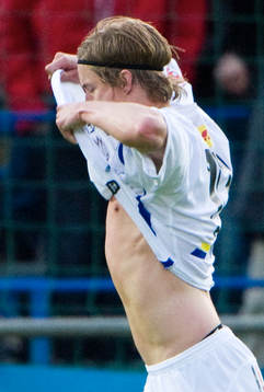 1-0 Andreas Drugge har gjort segermålet och drar tröjan