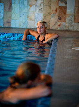Susanna Kallur (blond) och Jenny Kallur vattentränar i