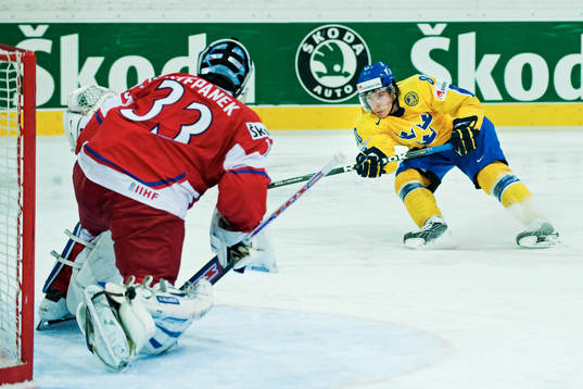 Mattias Weinhandl, Sverige, skjuter mot Jakub Stepanek,