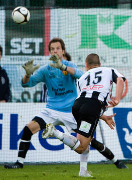 2-0 Pär Cederqvist nickar förbi Simon Nurme, målvakt,