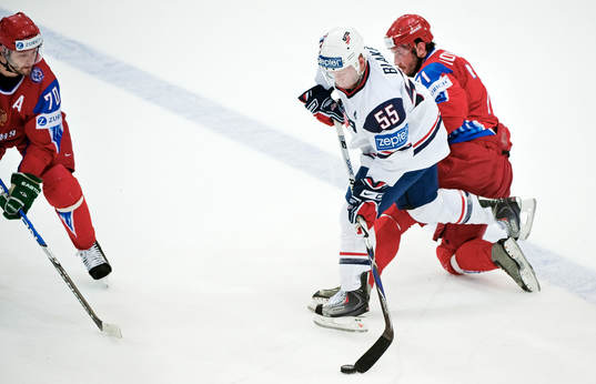 Jason Blake, USA, tar pucken av Ilya Kovalchuk, Ryssland