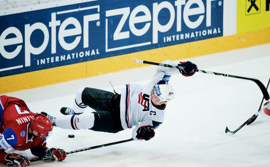 Dmitri Kalinin, Ryssland, får Dustin Brown, USA, på fall