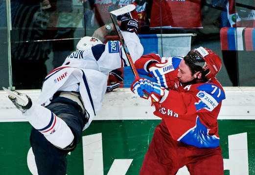 Ilya Kovalchuk, Ryssland, tacklar Jack Johnson, USA