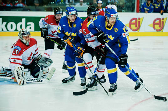 Dick Tärnström, Sverige, kontrollerar pucken framför