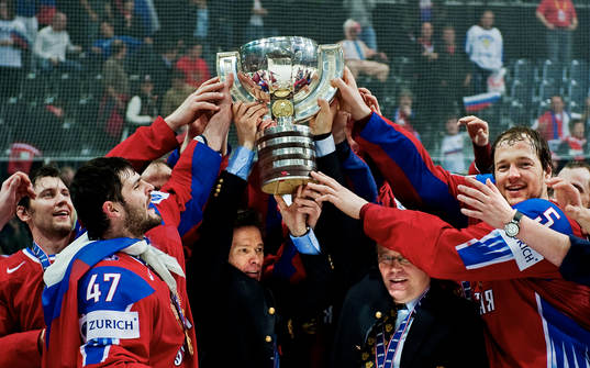 Vyacheslav Bykov, tränare, Ryssland, håller upp bucklan