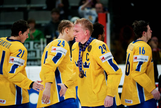 Kenny Jönsson, Sverige, tackar av spelarna