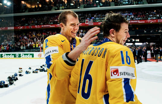 Nicklas Grossman och Johan Andersson, Sverige, är glada