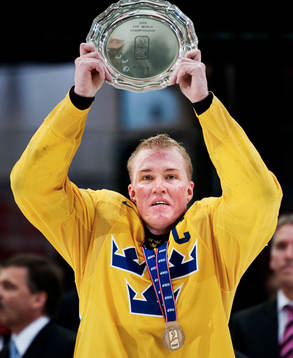 Kenny Jönsson, lyfter segerplaketten. Brons, medalj