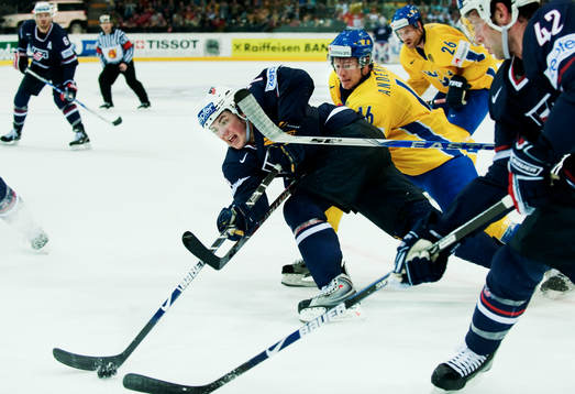 T J Oshie, USA, blir hakad av Johan Andersson, Sverige