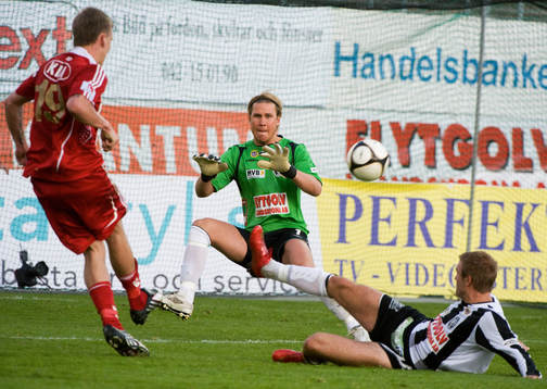 Pontus Wernbloom, Göteborg skjuter mot Sebastian Karlsson,