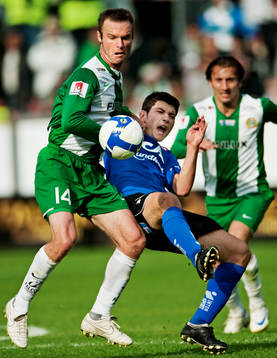Mikkel Jensen, Hammarby, stoppar Anel Raskaj, Halmstad
