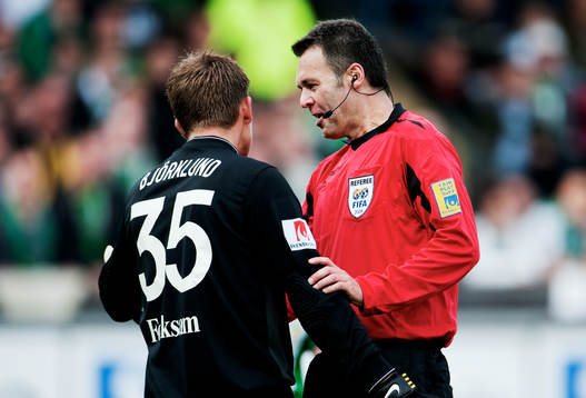 Martin Ingvarsson, domare, lugnar ner Kristoffer