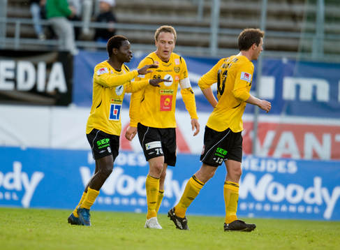 Marcus Ekenberg, Mjällby (i mitten) har gjort 1-0