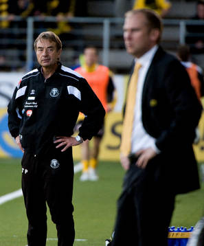 Tom Prahl, tränare Trelleborg, kollar in Magnus Haglund,