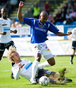 Matchhjälten Paulino Lopes Tavares glider förbi Daniel