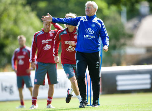 Morten Olsen, förbundskapten, visar drängarna vägen till