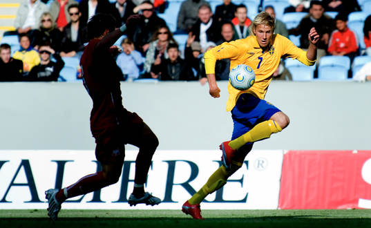 Ola Toivonen, tar ned bollen med en klack