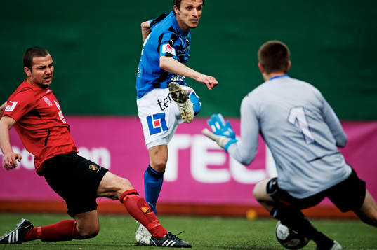 Shpetim Hasani, Sirius, skjuter mot Tommi Vaiho, målvakt,