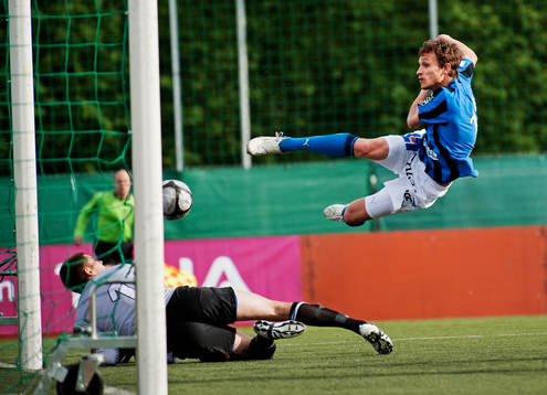 Shpetim Hasani, Sirius, gör 1-1 bakom Tommi Vaiho,
