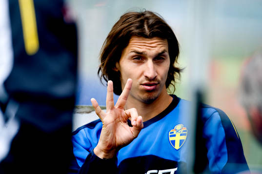 Zlatan Ibrahimovic håller upp tre fingrar