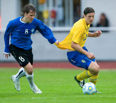 Andre Frolov drar Gustav Svensson i tröjan