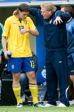 Gustav Svensson inhämtar instruktioner av Jörgen