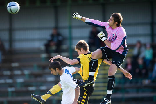 IFK Malmös målvakt boxar undan framför Simon Larsson