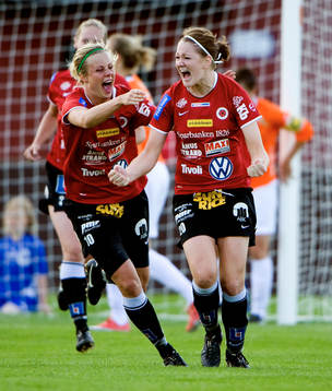 1-0 Mia Carlsson, som grattas av Sofie Andersson. Jubel,