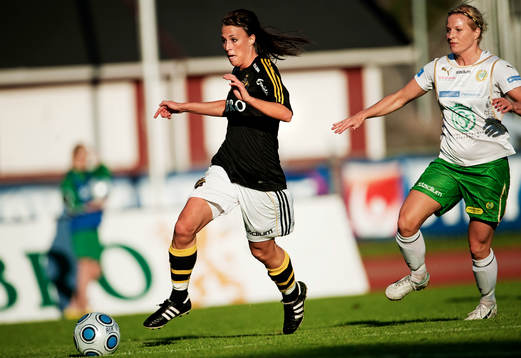 Kimberly Gustavsson, AIK, avancerar mot mål