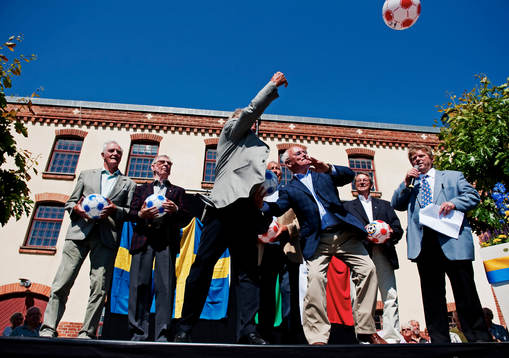 Spelare ur VM-laget 1958 kastar ut bollar till publiken
